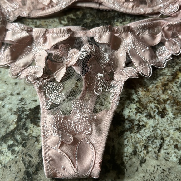 Victoria’s Secret dusty rose, size 32B, good condition, thong panties size XS. - Picture 3 of 6
